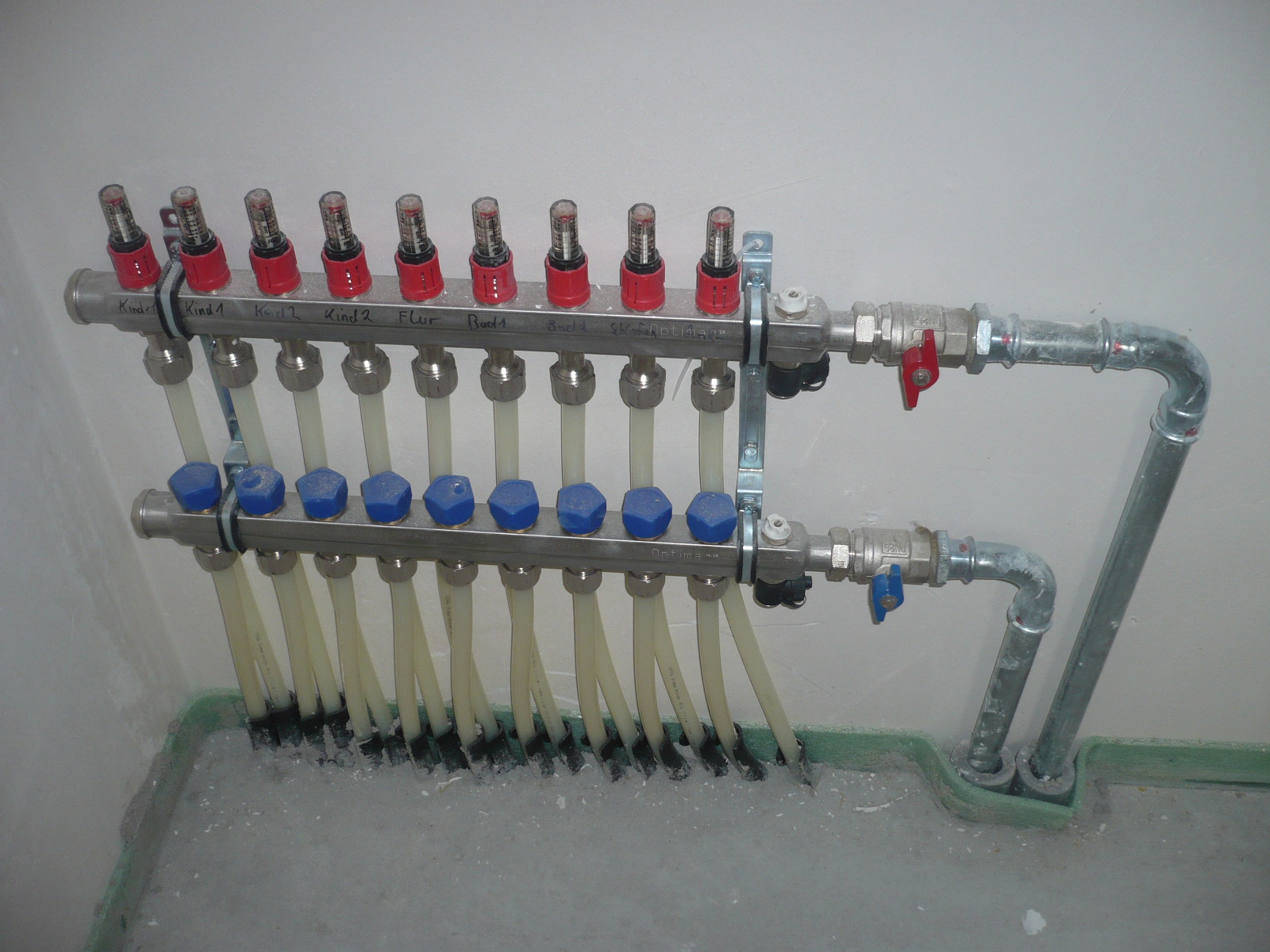 Fußbodenheizungsverteiler mit einstellbaren Durchflüssen, Vor- und Rücklaufverteiler