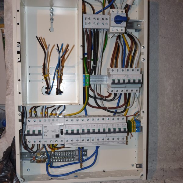 Schéma et câblage d’une PAC air-air : raccordements, disjoncteurs, section de câbles (Guide 2025)