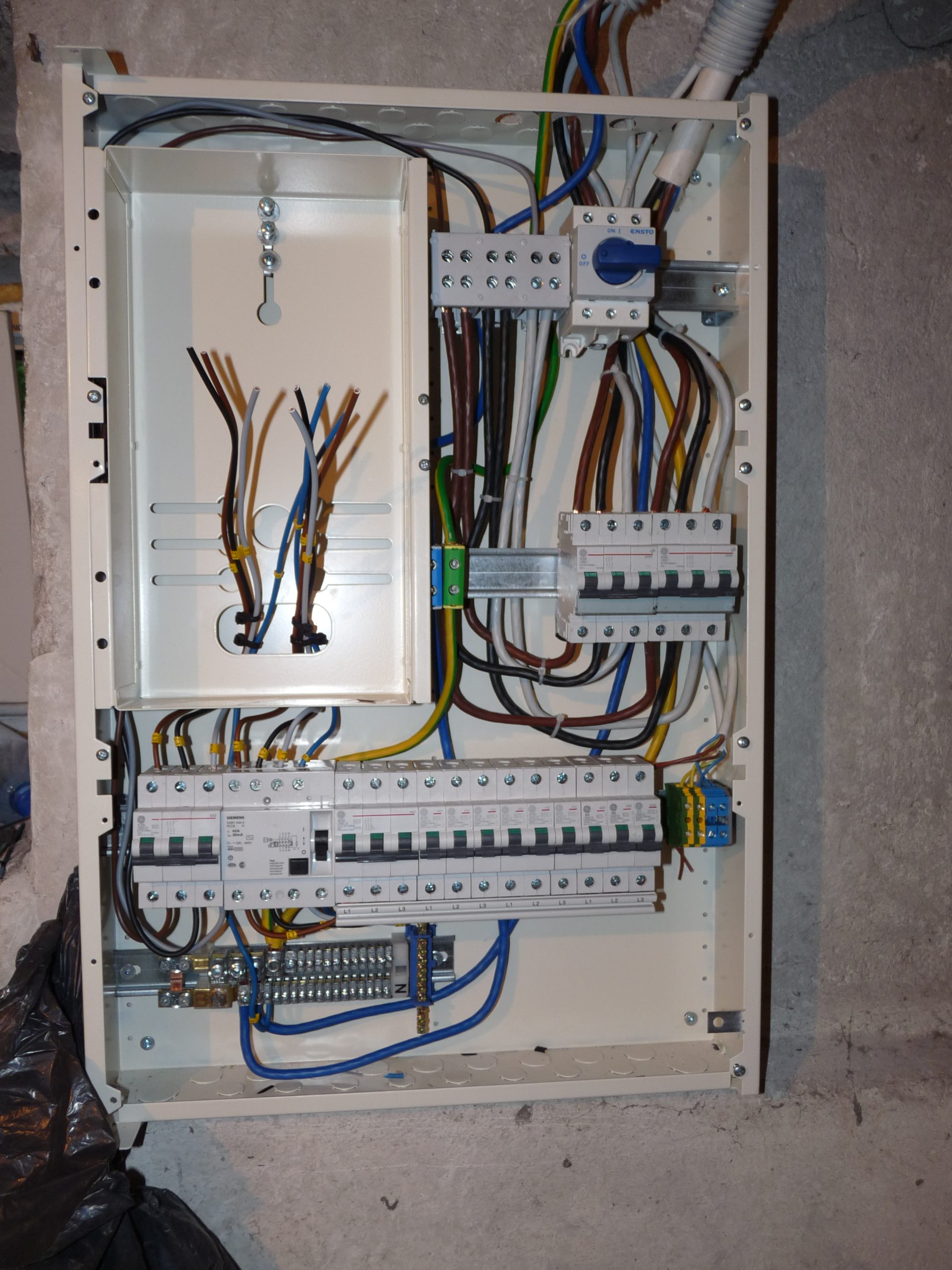 Tablica rozdzielcza z urządzeniami różnicowoprądowymi, wyłącznikami i szynami zbiorczymi