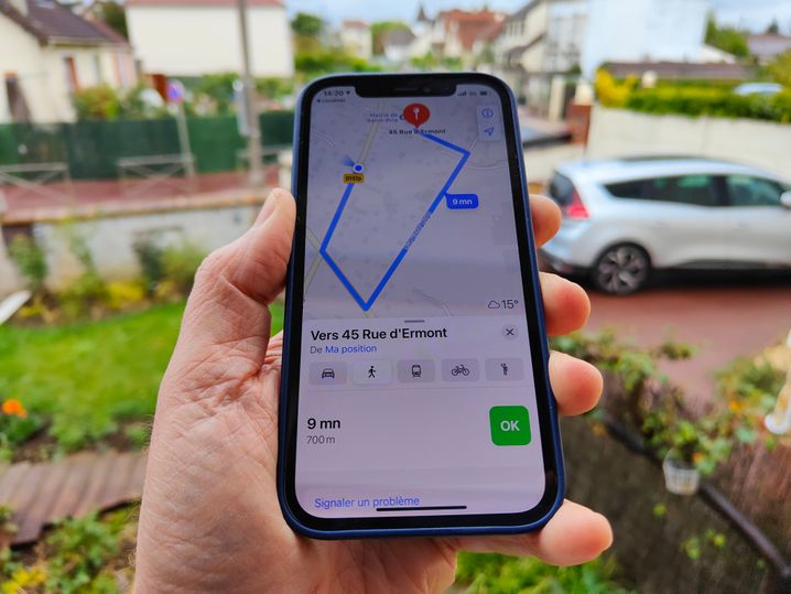 Interfejs aplikacji mobilnej Trackr.fr Tech z geolokalizacją w czasie rzeczywistym, historią tras 90 dni i interaktywną lokalizacją na mapie