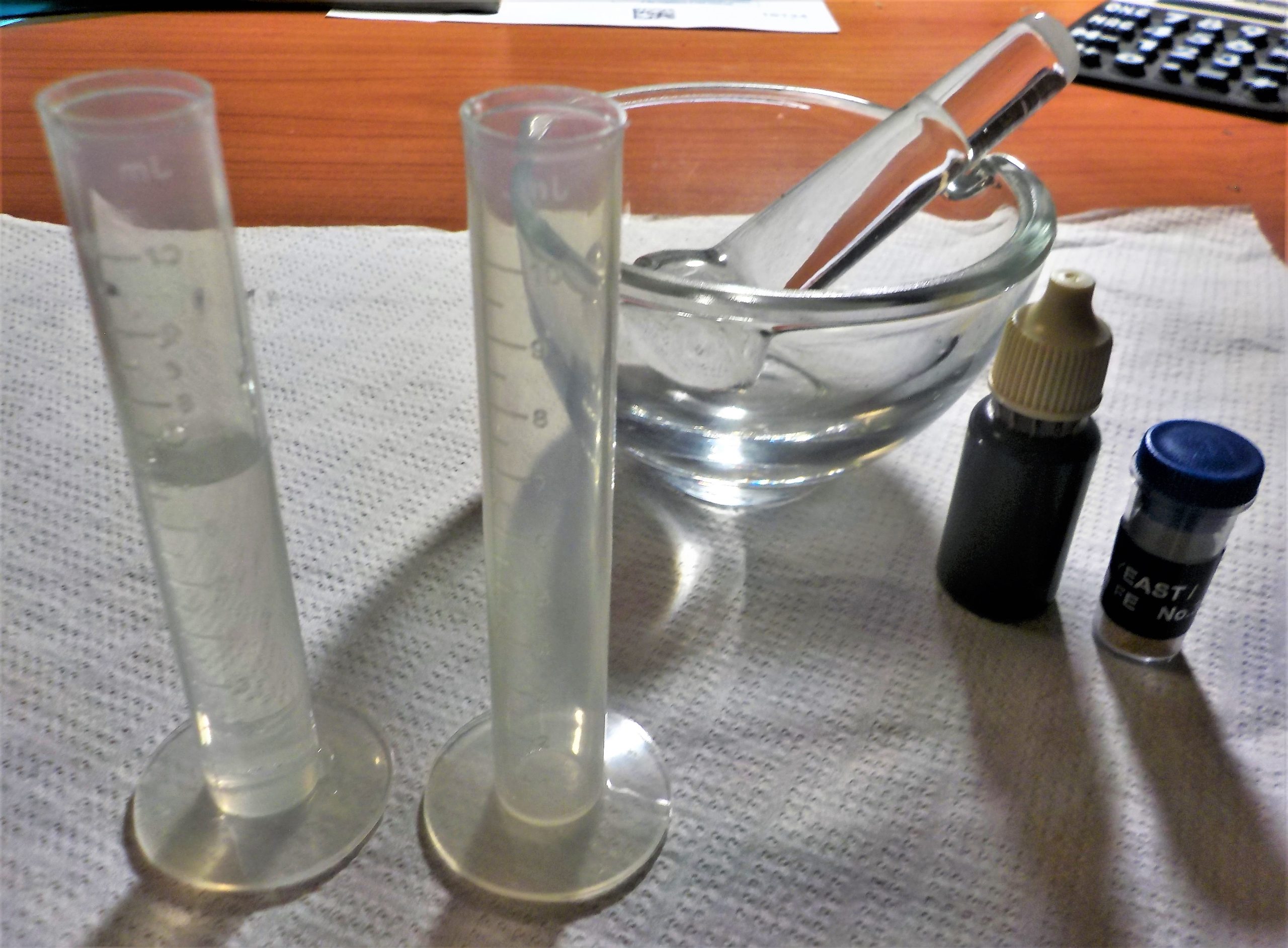 Labor-Gradzylinder mit Milliliter-ml- und Zentiliter-cl-Einteilungen zur genauen Volumenmessung