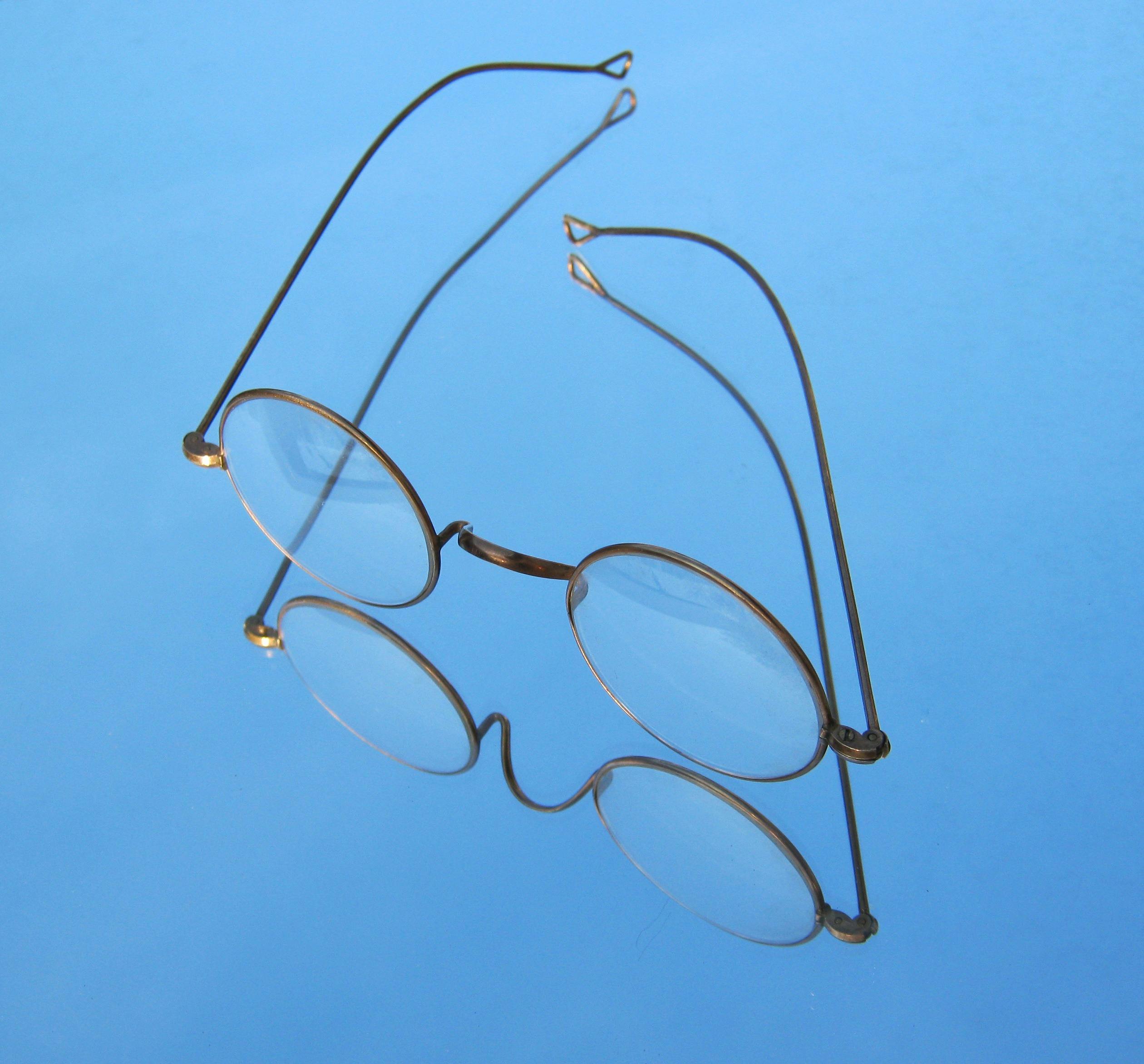 Akta i komputer ilustrujące cyfryzację dokumentów HR z cyfrowym sejfem