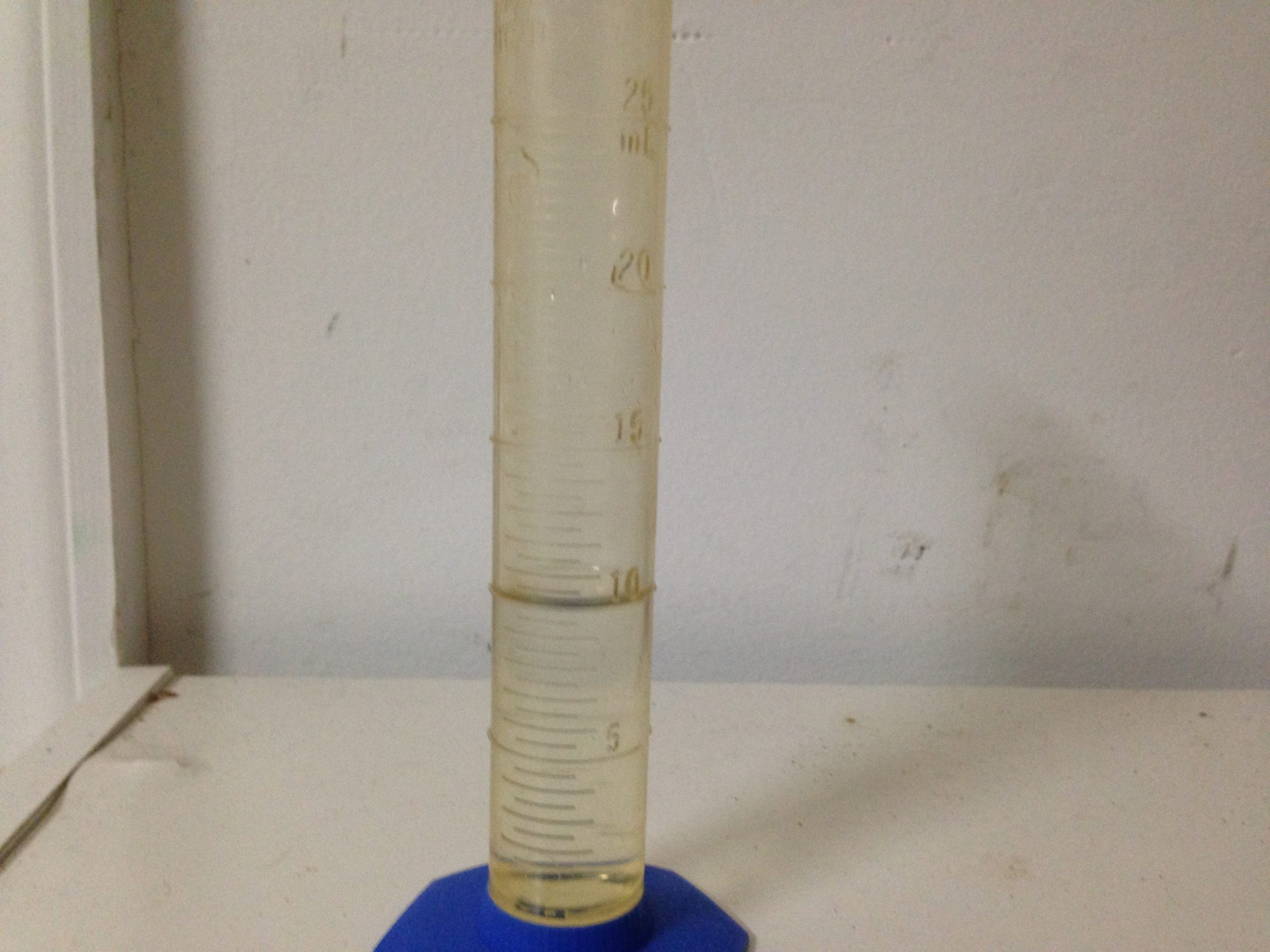 Messzylinder mit 10 Millilitern Wasser