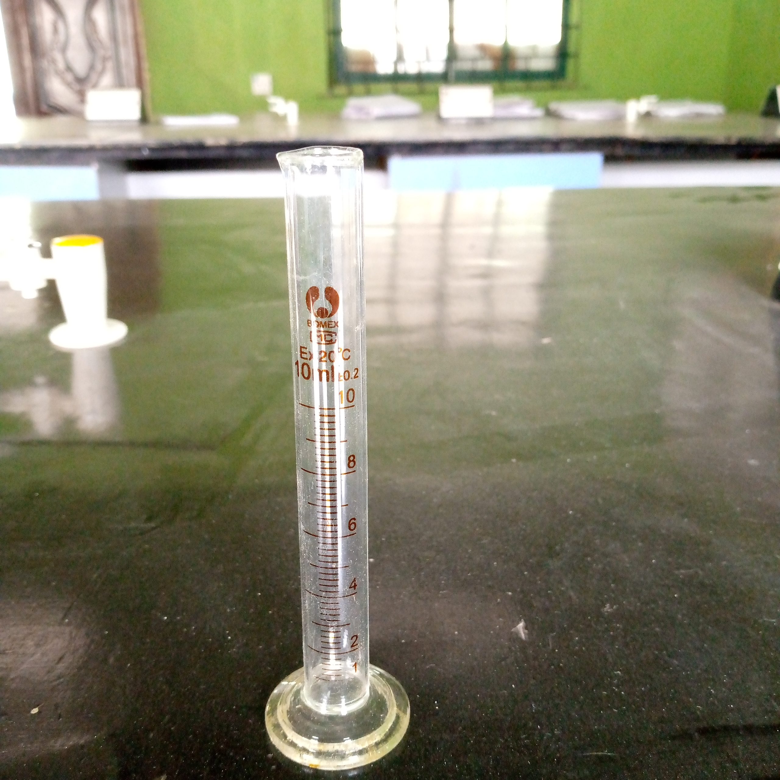 Messzylinder mit Milliliter-Anzeige des metrischen Systems