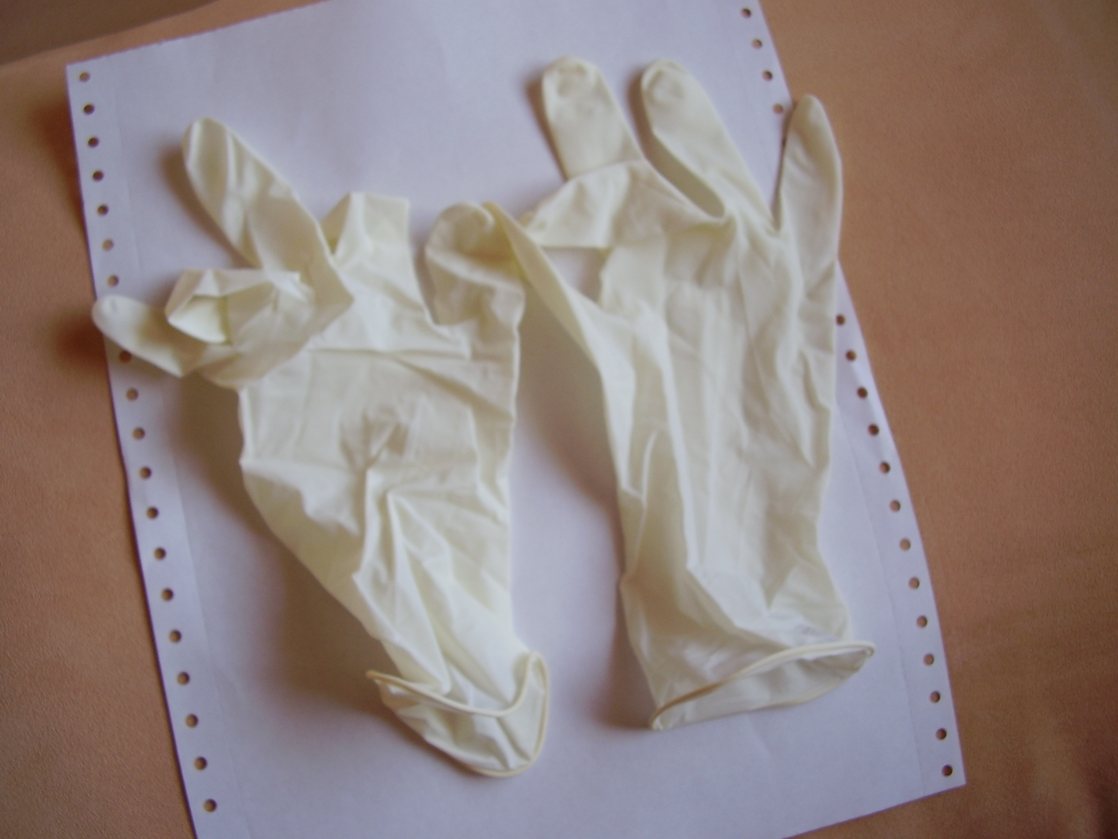 Gants jetables (latex) posés, utiles pour manipuler et nettoyer en sécurité