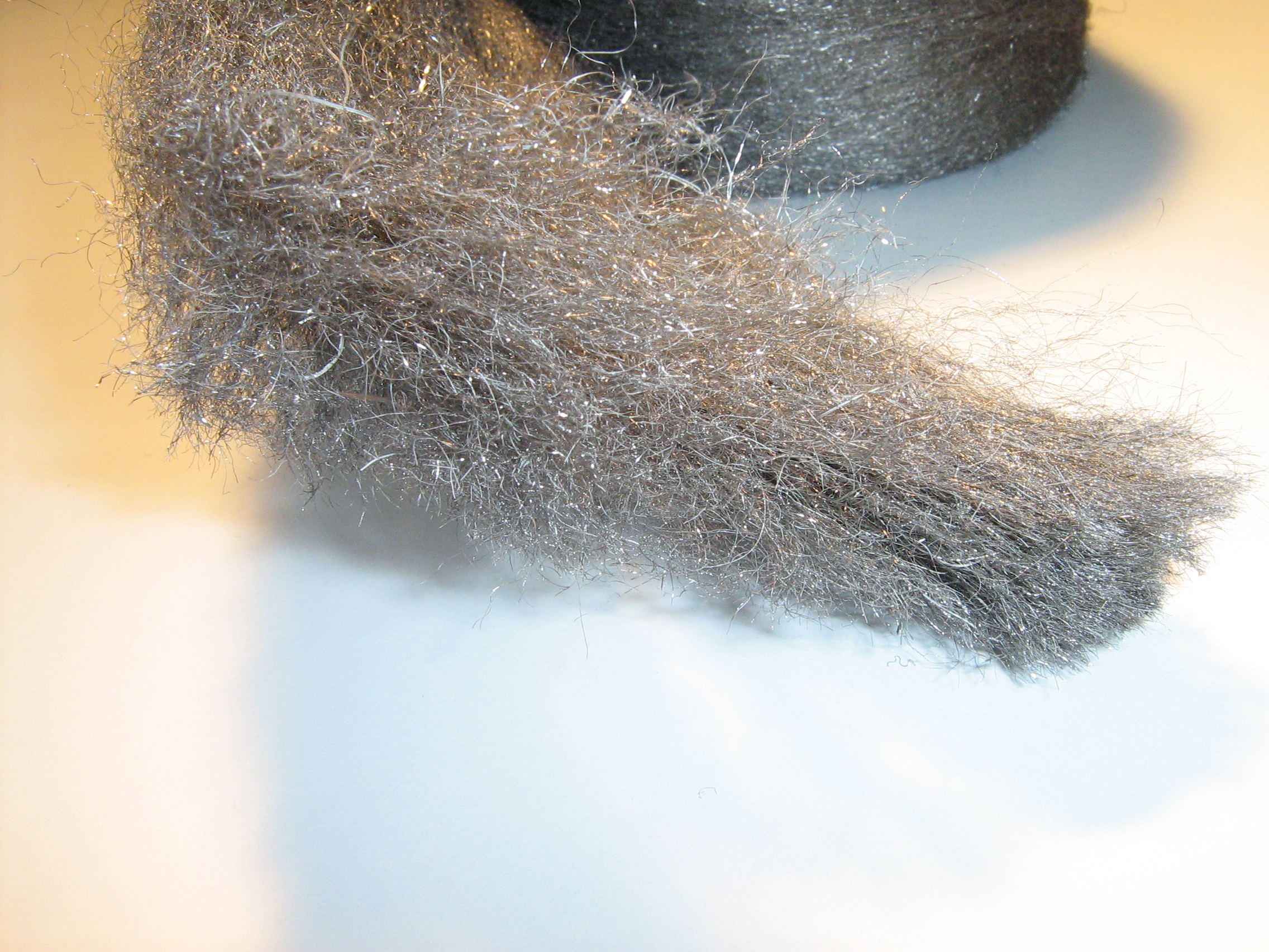 Wełna stalowa (stainless/steel wool) używana do zatkania małych otworów