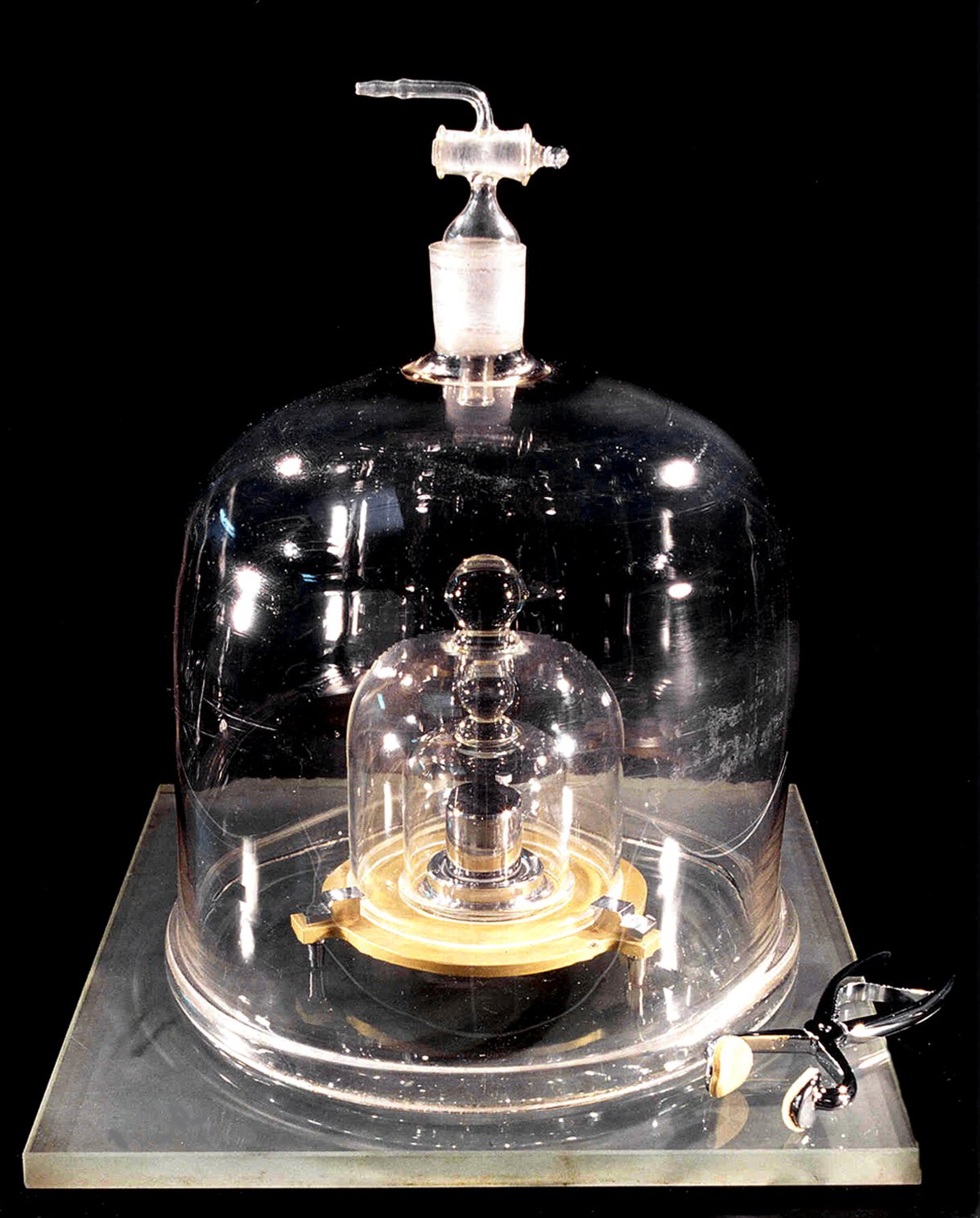 Internationales Kilogramm-Prototyp unter Glasglocke