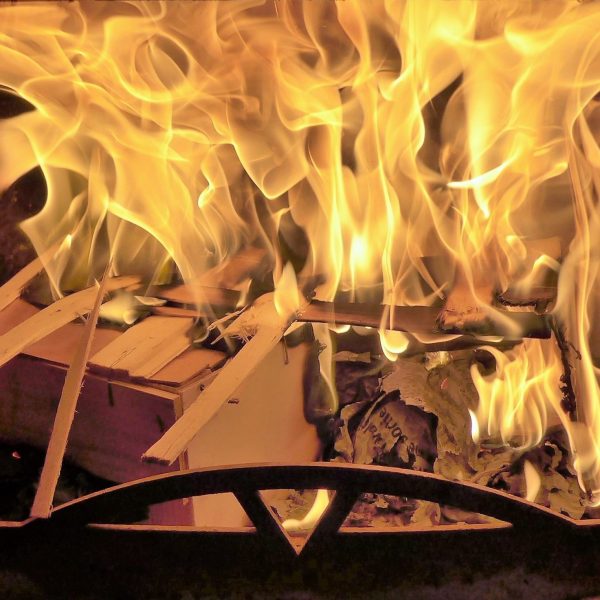 Allumage d’un feu dans un poêle à bois avec petit bois et papier