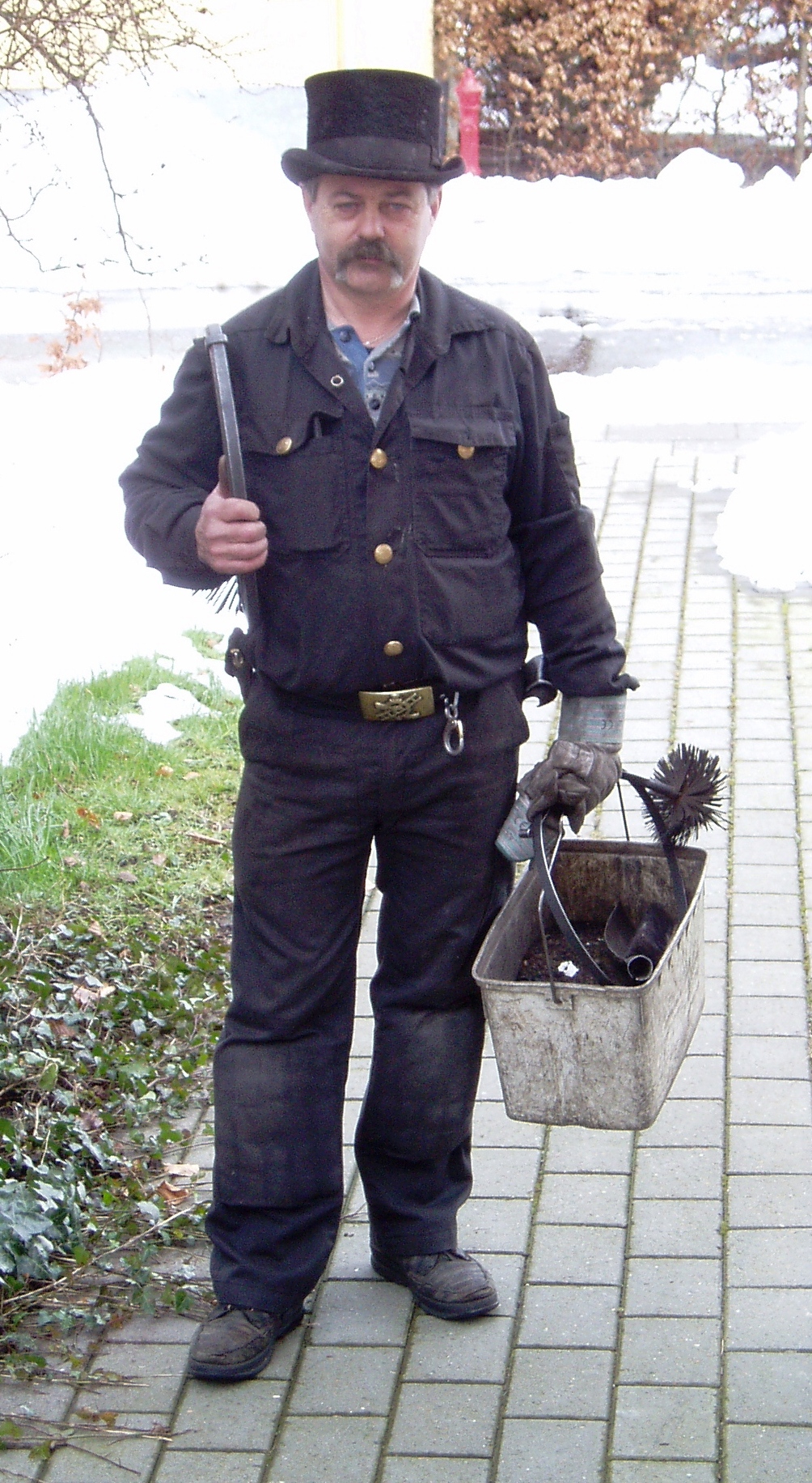 Schornsteinfeger mit Reinigungsgerät zur Wartung des Schornsteins