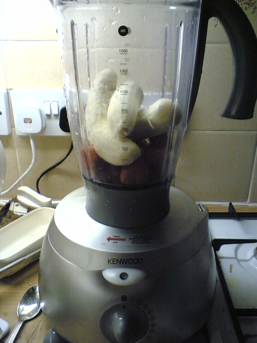 Smoothie bananowo-truskawkowy przygotowany z owoców do recyklingu w blenderze