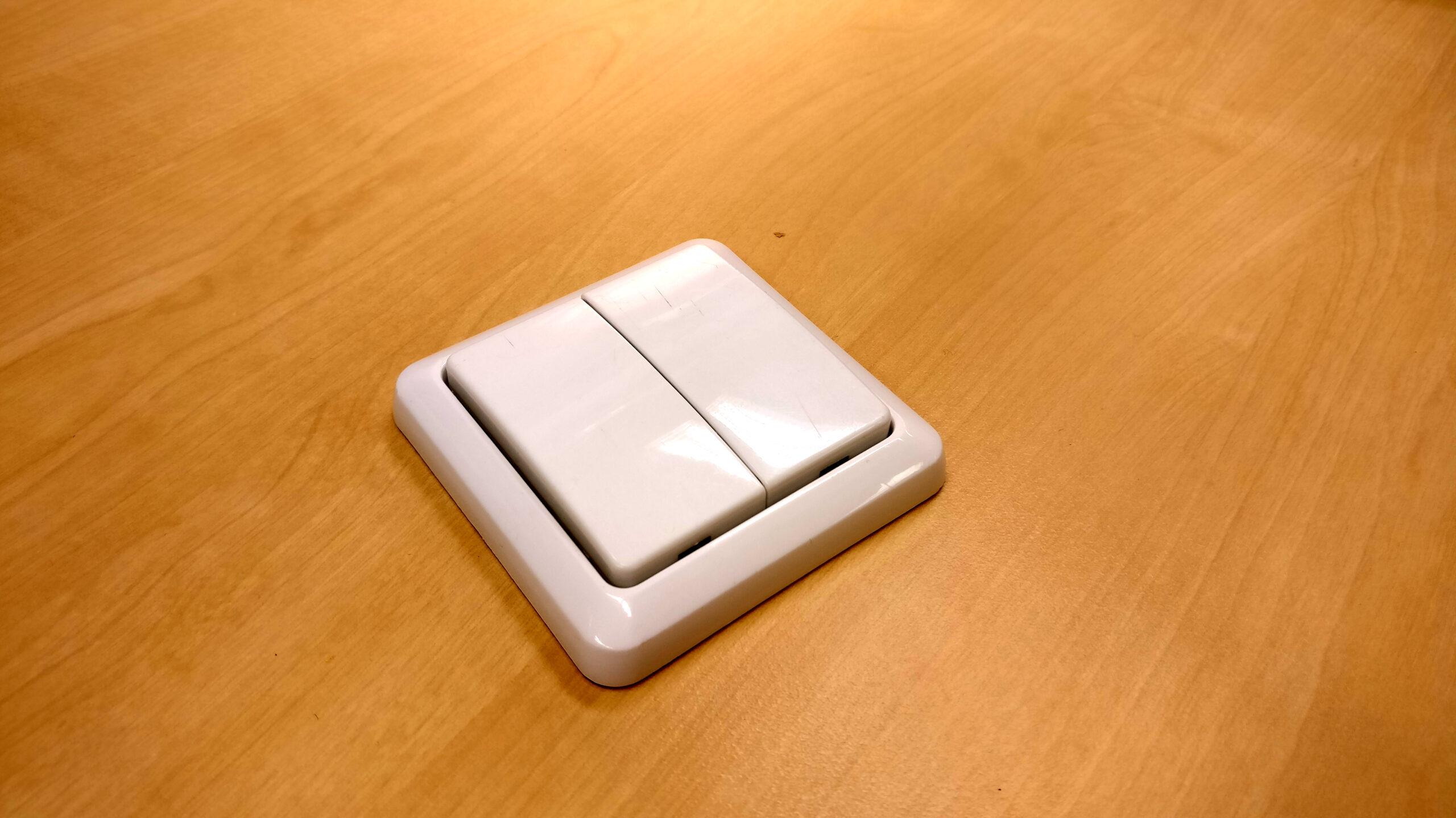 Kabelloser Schalter auf Halterung, Nahaufnahme