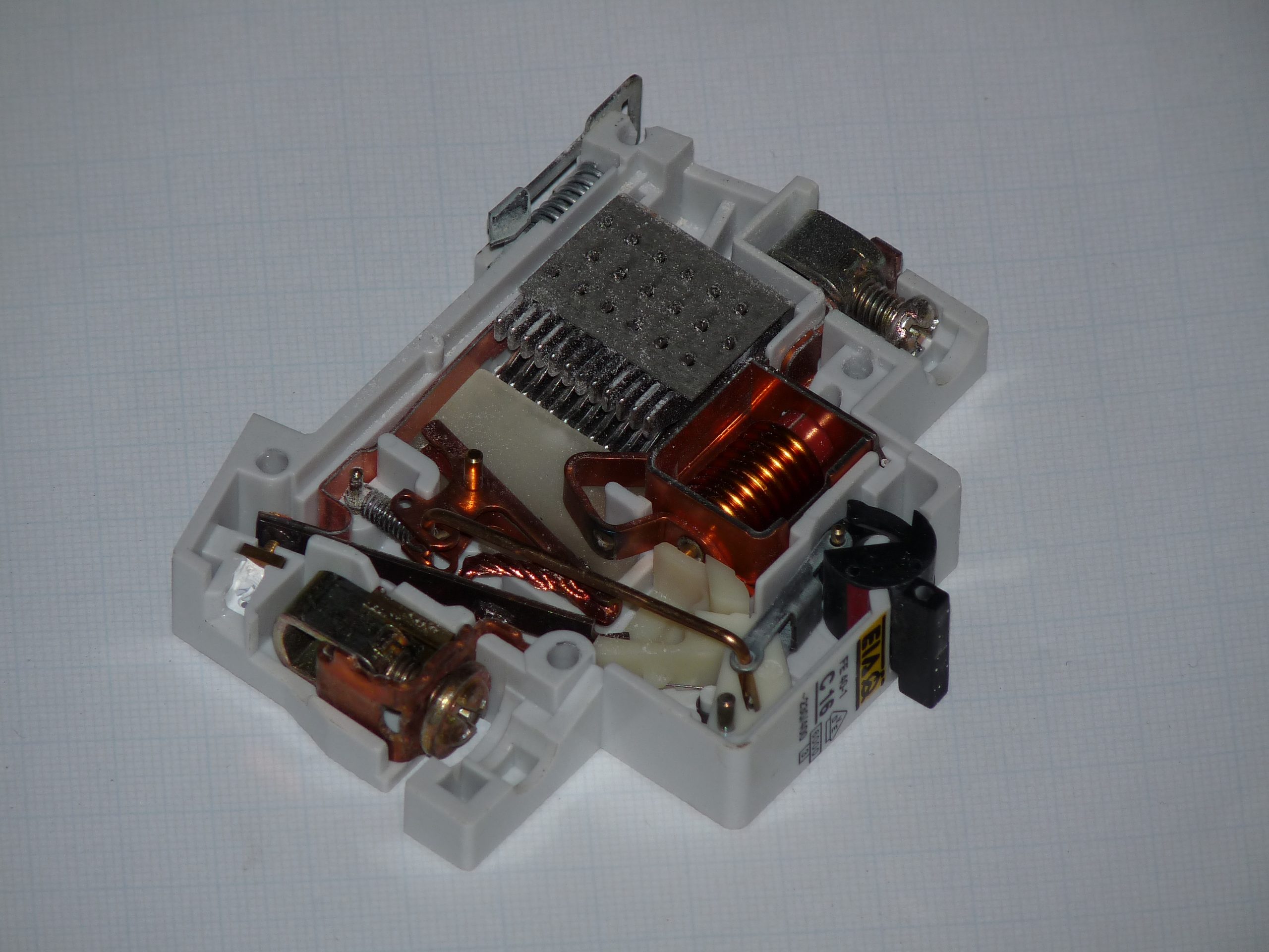 Modularer Leitungsschutzschalter 1-polig Charakteristik C demontiert, zeigt Lichtbogenkammer und Klemmen