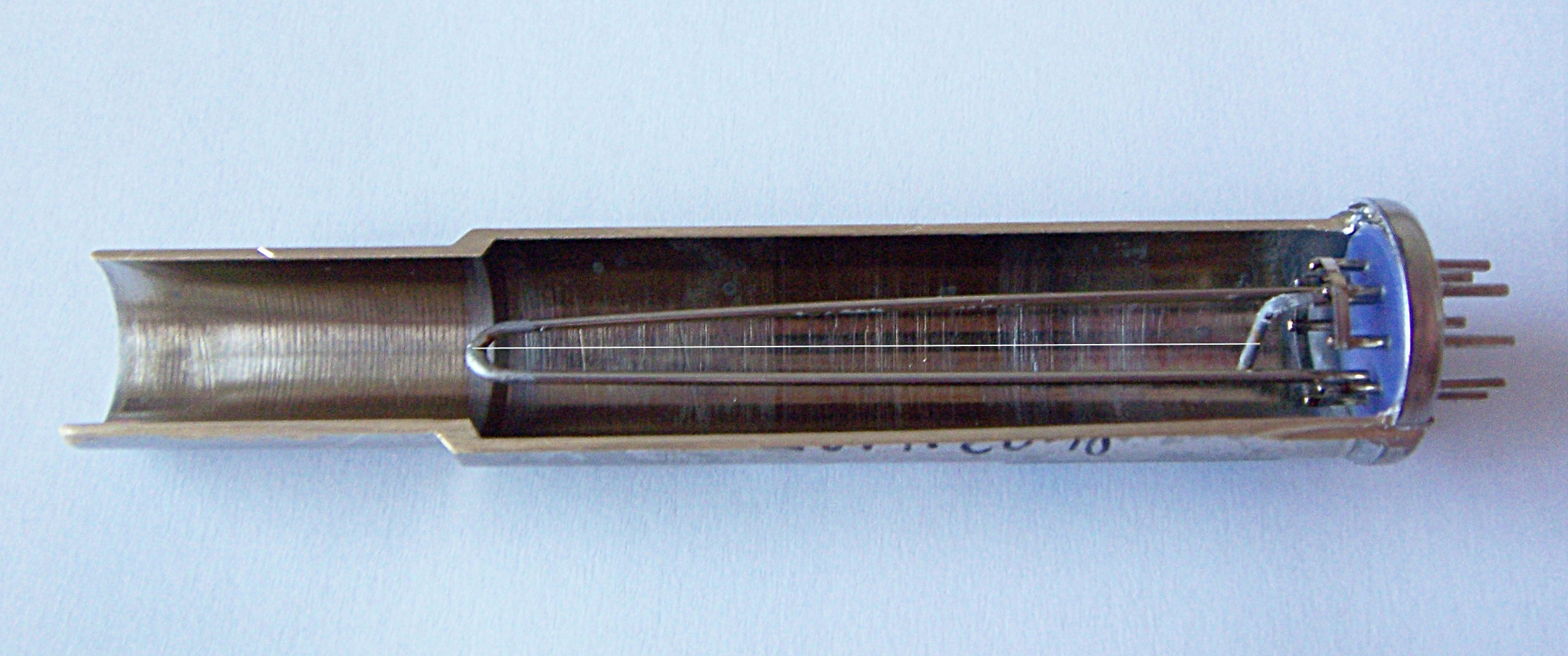 Geöffneter Pirani-Sensor: Kontrolle des Tiefvakuums bei der Inbetriebnahme einer Wärmepumpe