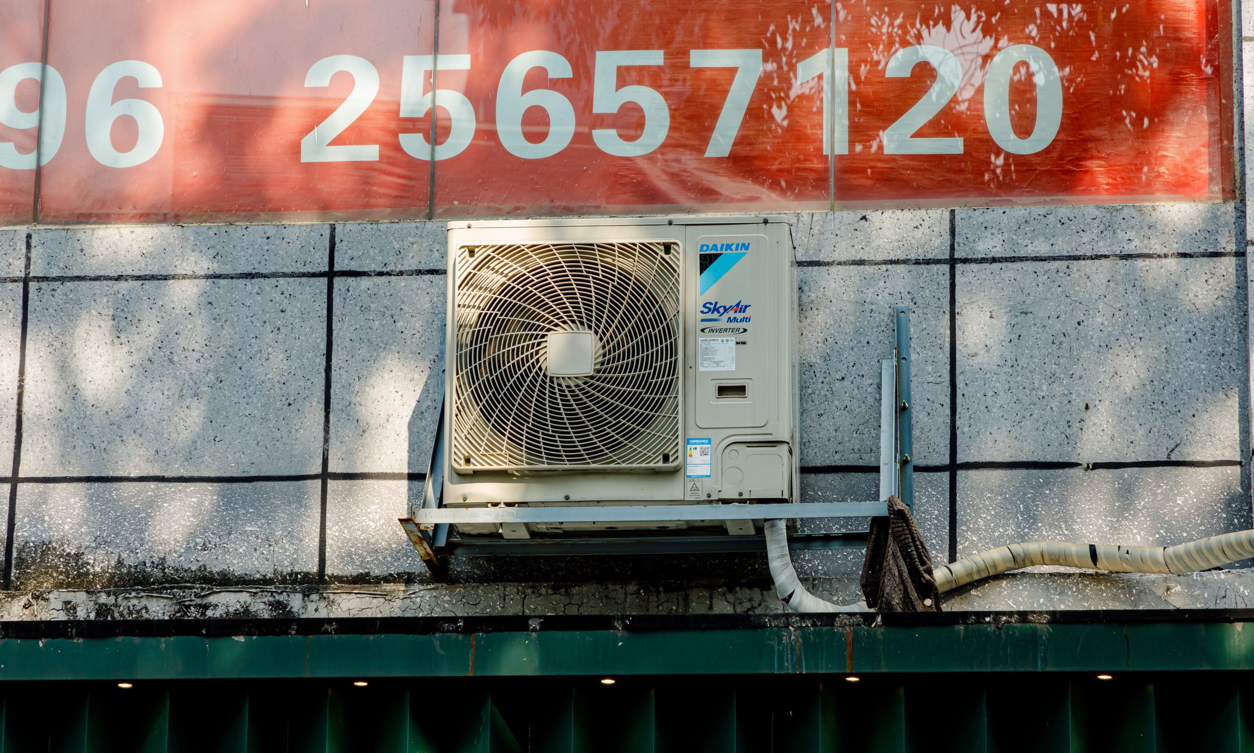 Condenseur de clim en façade, support métallique et gaine technique