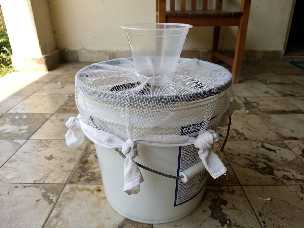 Seau avec moustiquaire pour fabriquer un piège moustiques maison plus stable