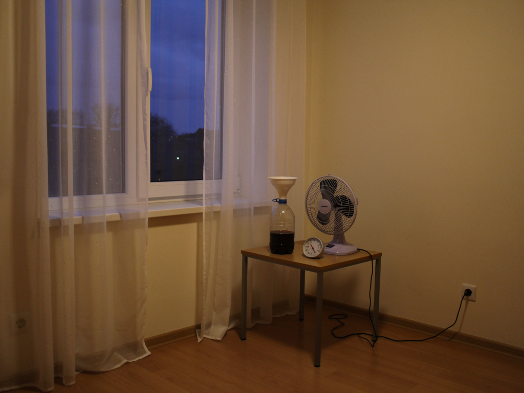 Zone calme près d’une fenêtre pour tester un piège anti-moustiques maison