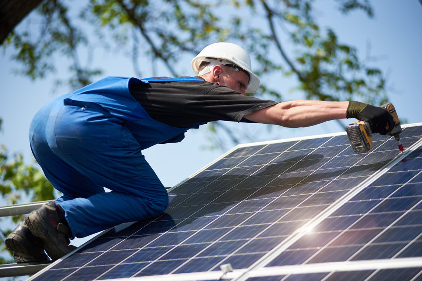 Travaux maison : pourquoi choisir Upsolaire pour nettoyer vos panneaux à Paris ?